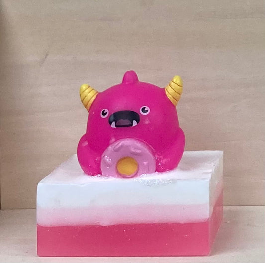 Make bath time a sweet adventure with Pogo, your pink, donut-loving Bath Buddy!
Pogo is ready to sprinkle some fun into your tub and turn bath time into a donut-filled delight! With a delicious bubble gum scent, Pogo sits atop a handcrafted bar of nourishing shea butter and glycerin soap, bringing a sugary fragrance and sensory joy to every bath.
Features:
Handcrafted shea butter and glycerin soap
Exciting bubble gum fragrance
Playful donut-loving monster toy
Soft and squishy texture for fun sensory play