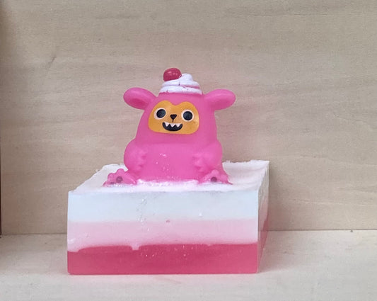 Make bath time a sweet treat with Tilly, your pink, ice cream-loving Bath Buddy!
Tilly is ready to scoop up some bubbly fun and turn your tub into an ice cream parlor! With a delicious bubble gum scent, Tilly sits atop a handcrafted bar of nourishing shea butter and glycerin soap, bringing a sweet fragrance and sensory joy to every bath.
Features:
Handcrafted shea butter and glycerin soap
Exciting bubble gum fragrance
Playful ice cream-loving monster toy
Soft and squishy texture for fun sensory play
Perf