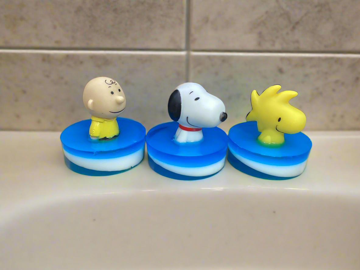 Who doesn't love Snoopy?&nbsp; This is a Snoopy, Woodstock or Charlie Brown Finger Puppet &nbsp;on a Bar Bubble Gum. scented Shea Butter and Glycerin Soap.&nbsp; Toy may vary from photo.

$8

These would make a wonderful birthday party favor.&nbsp; Each item is individually made and may appear different from the photo.