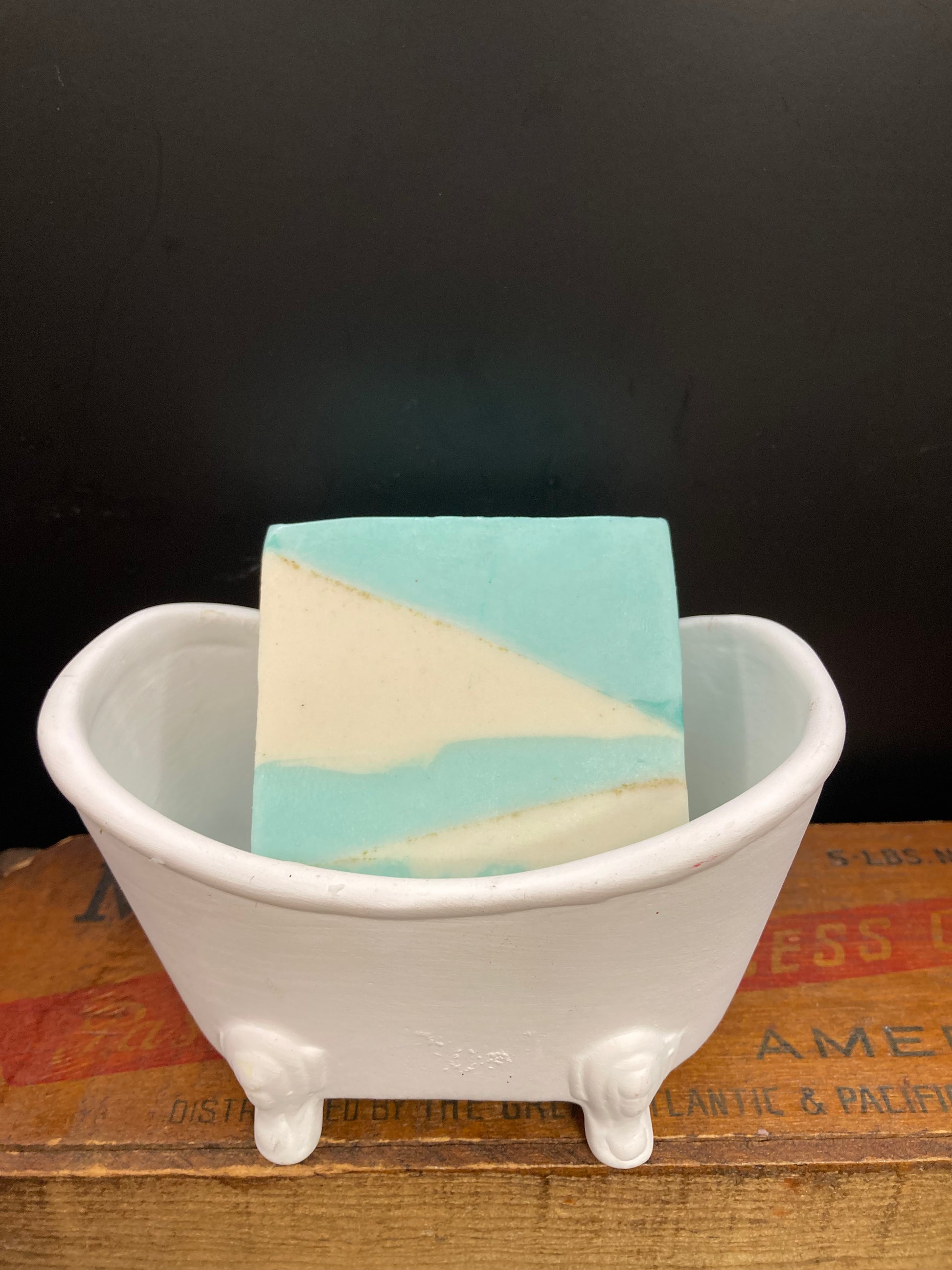  This is a 4 oz bar of Cranberry  scented Goats Milk Soap.  This is a classic scent in a moisturizing bar of soap.  It makes bathtime a spa-like experience!    Each item is individually made and may appear different from the photo.