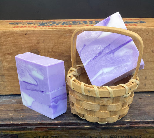 This is a 4 oz bar of Lavender scented Goats Milk Soap.  The bar also includes Olive Oil and Aloe for a classic scent in a moisturizing bar of soap.  It makes bathtime a spa-like experience!